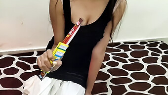 Gadis Desi 18 Tahun Mengambil Cokelat Dari Paman Yang Tidak Peduli Dalam Video Porno Bahasa Hindi