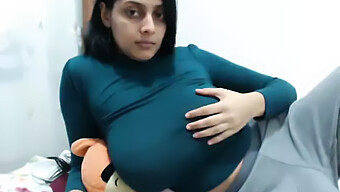 Busty Indian Beauty Masturbates On Webcam