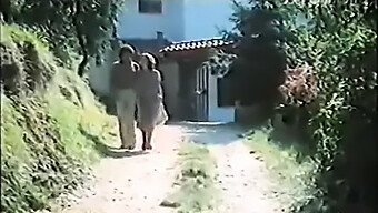 Ein Vintagefilm Mit Einem Afrikanischen Europäischen Paar