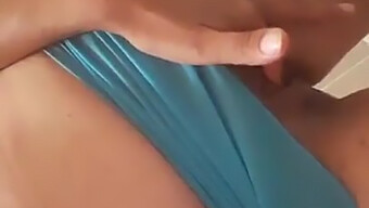 Türkische Milf Gibt Einen Köstlichen Handjob