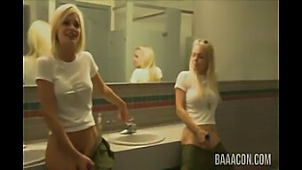 Jesse Jane Og Riley Steele Viser Deres Utrolige Mundtlige Færdigheder I En Forførende Trekant.