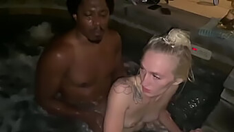 Victoria Gracen Og Daddy Panda Har Det Sjovt Interracial Sjov I Boblebadet.