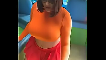 Két Cosplayes Egy Forró Velma-Témájú Találkozásban