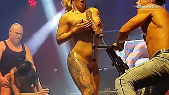 Store Naturlige Bryster Og Dildo Action På Erotisk Festival